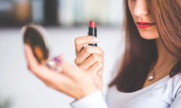 How to Apply Lipstick Correctly?